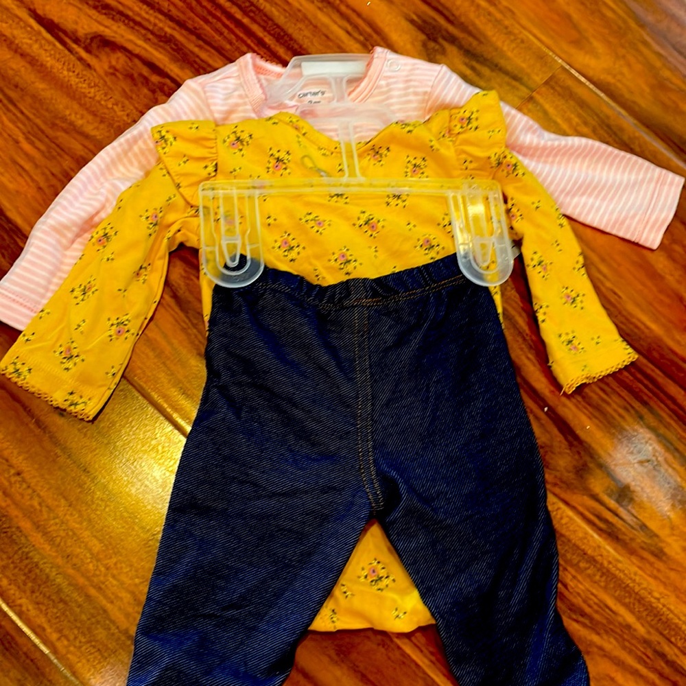 Carter’sGirls 3 Pieces cloth size 3M
